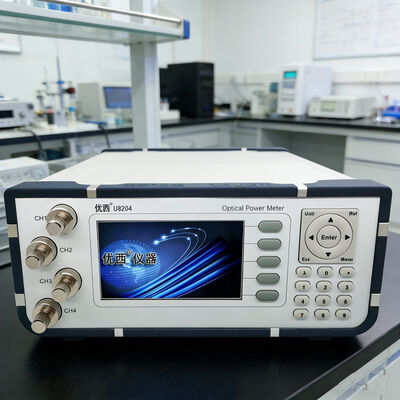 Um medidor de potência óptica de quatro canais com interfaces de dados USB e RS232